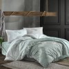 Lenjerie de pat din bumbac 100% ranforce, Pucioasa, model Luvi, în nuanțe de verde deschis și alb cu design floral subtil și dungi fine.