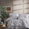 Lenjerie de pat din bumbac 100% ranforce, Pucioasa, model Messina, în nuanțe de alb și gri cu design floral delicat.