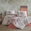 Lenjerie de pat din bumbac 100% ranforce, Pucioasa, model Minda, în nuanțe de alb, roșu și gri cu design floral complex și detalii geometrice.