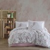 Lenjerie de pat din bumbac 100% ranforce, Pucioasa, model Novara, în nuanțe de alb, roz și verde cu design floral delicat.