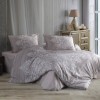 Lenjerie de pat dublu cu design floral sofisticat în gri deschis și alb, bumbac 100% ranforce