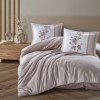 Lenjerie de pat din bumbac ranforce Pucioasa, design cu dungi bej și motive florale maronii pe fundal alb cu model geometric