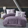 Lenjerie de pat din bumbac ranforce Pucioasa, design cu dungi mov și motive florale violet pe fundal alb cu model geometric