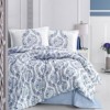 Lenjerie de pat bumbac 100% Ranforce Floresta Blue cu imprimeu floral clasic în nuanțe de albastru pe fundal alb, elegant și tradițional.