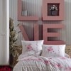 Lenjerie de pat dublu din bumbac 100% ranforce cu design romantic în nuanțe de alb și roz și motive florale delicate