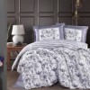 Lenjerie de pat bumbac 100% Ranforce Montera Lilac cu imprimeu floral liliac și alb, decorată cu dungi fine, elegantă și modernă