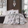 Lenjerie de pat bumbac 100% Ranforce Puma Brown cu imprimeu de frunze tropicale maro și gri pe fundal alb, modernă și elegantă.