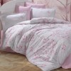 Lenjerie de pat bumbac 100% Ranforce Salida v2 cu imprimeu floral roz și alb, decorată cu detalii fine de ramuri, romantică și primăvăratică.