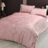 Lenjerie de pat bumbac satinat model Bruna roz pal cu design geometric, aducând eleganță și rafinament în dormitor.