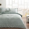 Lenjerie de pat bumbac satinat model Olivia cu motive geometrice în nuanțe de verde pastel, accente rafinate și detalii delicate