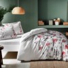 Lenjerie de pat bumbac satinat model Zaira cu design floral și accente roșii, aducând prospețime și rafinament în dormitor.