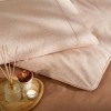 Lenjerie de pat de lux TAC Color Dreams Riven maro din bumbac ranforce cu accente bej, set de 6 piese, în ambalaj elegant, pentru un somn odihnitor și decor rafinat.