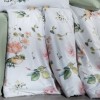 Lenjerie de pat bumbac 100% satin, model Alice, cearceaf pilotă și fețe de pernă dreptunghiulare cu flori și păsări pe fundal alb, cearceaf pat și fețe de pernă pătrate uni verde deschis
