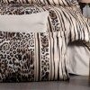 Lenjerie de pat bumbac 100% satin, model Leopard, design animal print maro și dungi crem-maro, set 6 piese, cearceaf și fețe de pernă uni crem, ambalată în cutie cadou elegantă