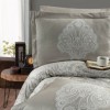 Lenjerie de pat bumbac 100% satin, model Milena, cearceaf pilotă și fețe de pernă dreptunghiulare cu motive decorative bej și alb pe fundal bej, cearceaf pat și fețe de pernă pătrate uni bej