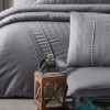 Lenjerie de pat bumbac satin Gri cu 6 piese, design elegant cu dungi discrete și detalii plisate, material de calitate superioară.