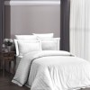 Lenjerie de pat bumbac satin Alb cu 6 piese, design elegant cu dungi discrete, chenar gri și finisaj lucios, material de calitate superioară.