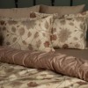 Lenjerie de pat First Choice Ravel bumbac satinat 220 TC flori maro caramel si motive ornamentale pe fond crem