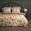 Lenjerie de pat First Choice Ravel bumbac satinat 220 TC flori maro caramel si motive ornamentale pe fond crem