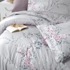 Lenjerie de pat bumbac 100% satin, model Wisteria, design flori de cireș lila pe fundal gri, set 6 piese, cearceaf și fețe de pernă uni lila, ambalată în cutie cadou elegantă