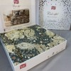 Lenjerie de pat cu motive paisley în nuanțe de crem, bej și gri pe fundal verde închis, model Olea