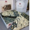 Lenjerie de pat cu motive paisley în nuanțe de crem, bej și gri pe fundal verde închis, model Olea
