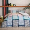 Lenjerie de pat cu elastic pentru saltea de 160x200 cm, din bumbac 100% ranforce, model Santana, cu design în dungi și carouri multicolore.