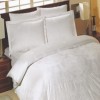Lenjerie de pat de lux Altinbasak Scarlett din bumbac 100% dublu satinat alb cu design floral damasc.