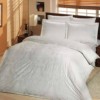 Lenjerie de pat de lux Altinbasak Scarlett din bumbac 100% dublu satinat alb cu design floral damasc.
