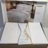 Lenjerie de pat de lux Altinbasak Scarlett din bumbac 100% dublu satinat alb cu design floral damasc.