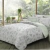 Lenjerie de pat de lux din bumbac și tencel Tac Reborn Martina cu design floral în nuanțe de verde și alb, naturală și elegantă.