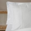 Set lenjerie de pat Silky Satin alb din lyocell și bumbac pe pat matrimonial