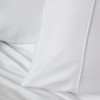 Set lenjerie de pat Silky Satin alb din lyocell și bumbac pe pat matrimonial