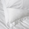 Set lenjerie de pat Silky Satin alb din lyocell și bumbac pe pat matrimonial