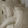 Set lenjerie de pat Silky Satin bej din lyocell și bumbac pe pat matrimonial