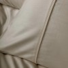 Set lenjerie de pat Silky Satin bej din lyocell și bumbac pe pat matrimonial