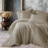 Set lenjerie de pat Silky Satin bej din lyocell și bumbac pe pat matrimonial