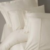 Set lenjerie de pat Silky Satin crem din lyocell și bumbac pe pat matrimonial