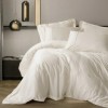 Set lenjerie de pat Silky Satin crem din lyocell și bumbac pe pat matrimonial