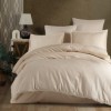 Lenjerie de pat de lux din jacquard satin, Clasy Home, model Mandarin, în nuanțe de bej cu design geometric elegant și texturat.