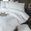Lenjerie de pat de lux din jacquard satin, Clasy Home, model Payava V1, în nuanțe de alb ekru cu design floral sofisticat.