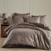 Lenjerie de pat de lux din jacquard satin, Clasy Home, model Sadra, în nuanțe de maro cu design floral elegant și detalii în relief.