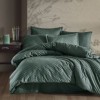 Lenjerie de pat de lux din jacquard satin, Clasy Home, model Tula V1, în nuanțe de verde închis cu design geometric modern în relief.