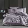 Lenjerie de pat de lux din jacquard satin, Clasy Home, model Tula V2, în nuanțe de gri lavandă cu design geometric modern în relief.