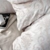 Lenjerie de pat din jacquard satin de lux Ralex Kosa cu model sofisticat de arabescuri și motive florale discrete în nuanțe de alb și crem