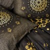 Lenjerie de pat Palace Satin cu mandala, Togay Antracit, din bumbac satinat 100%, in nuante de antracit si auriu, cu detalii simetrice inspirate din arta orientala.