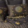 Lenjerie de pat Palace Satin cu mandala, Togay Antracit, din bumbac satinat 100%, in nuante de antracit si auriu, cu detalii simetrice inspirate din arta orientala.