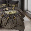 Lenjerie de pat Palace Satin cu mandala, Togay Antracit, din bumbac satinat 100%, in nuante de antracit si auriu, cu detalii simetrice inspirate din arta orientala.
