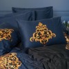 Lenjerie de pat Palace Satin cu imprimeu digital baroc, Tutsu Albastru, din bumbac satinat 100%, in nuante de albastru regal, negru si auriu.
