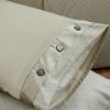 Lenjerie de pat Myron Wind din bumbac egiptean Silk Satin 400 TC, bej auriu, cu detalii cu nasturi metalizați.